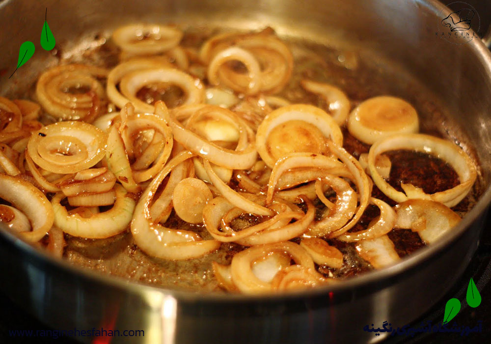 تفت دادن آرام پیاز در روغن