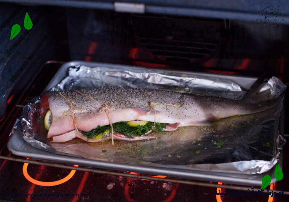 ماهی قزل‌آلای شکم‌پر در فر