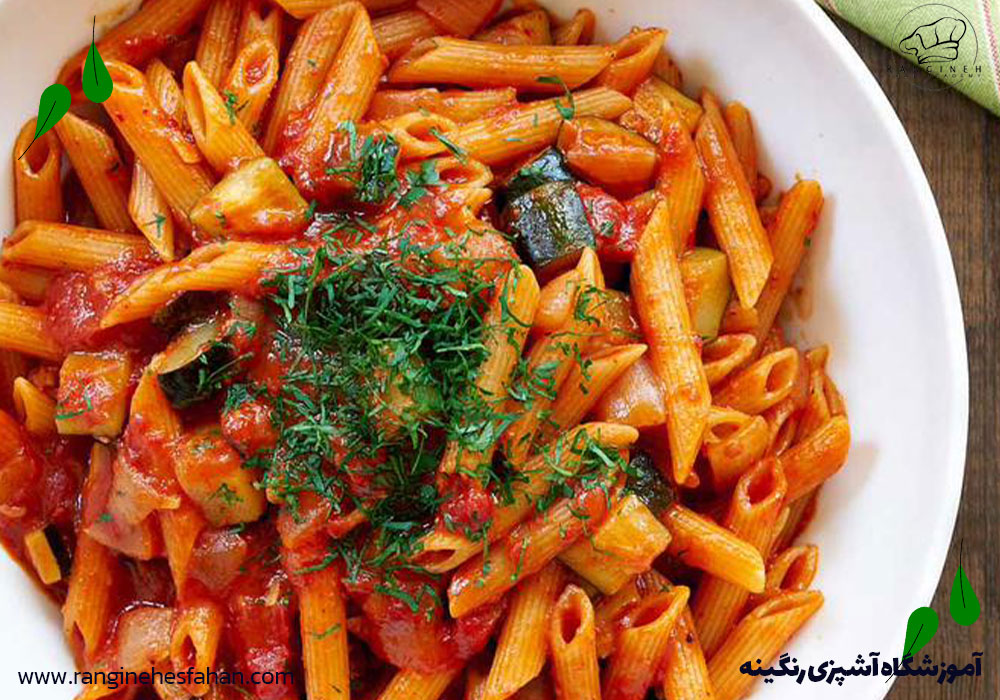 پاستا با سس گوجه و ریحان